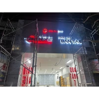 Biển Alu Gắn Chữ Nổi Mica Đèn Led Chàng Trai Bán Táo