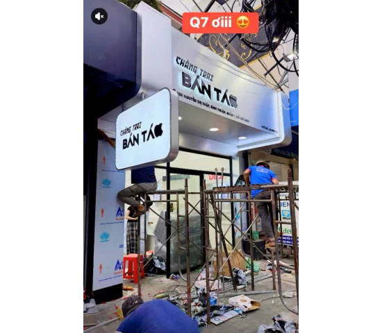 Biển Chữ Inox Phát Sáng Chàng Trai Bán Táo