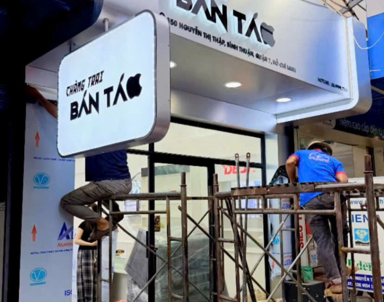 Biển Chữ Inox Phát Sáng Chàng Trai Bán Táo