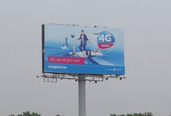 Pano quảng cáo tại ngã tư
