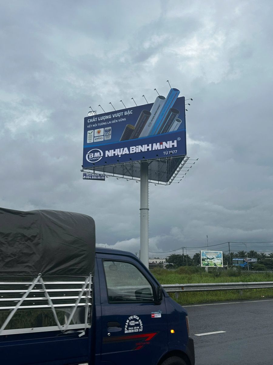 Pano quảng cáo tại ngã tư