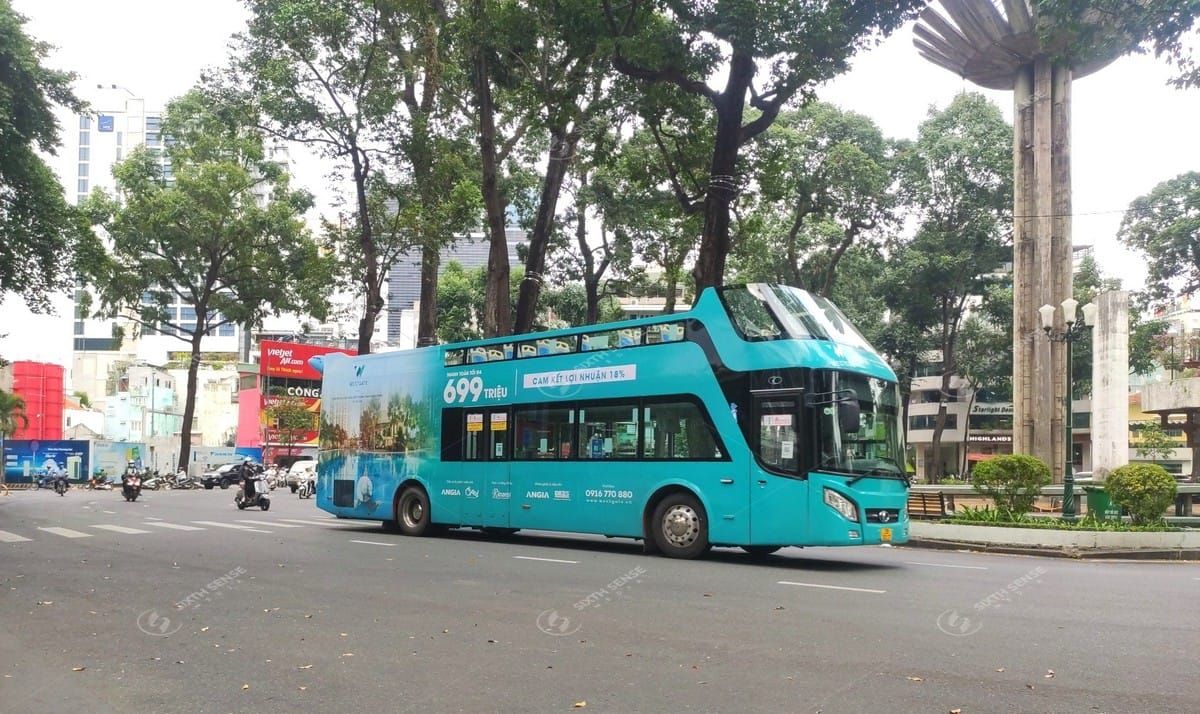 Quảng cáo trên xe taxi ngoài trời