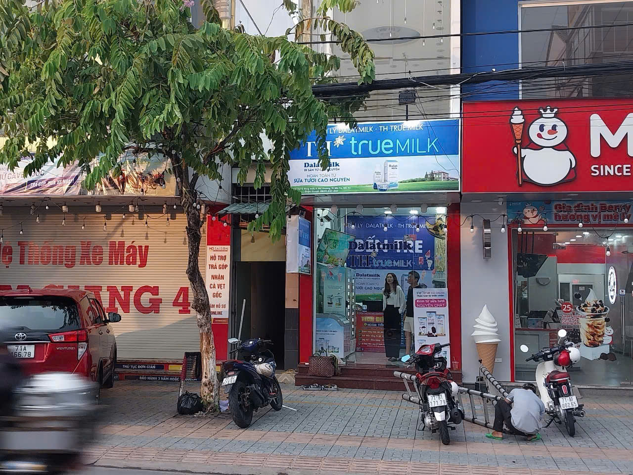 thi công chuỗi biển hiệu cửa hàng tphcm