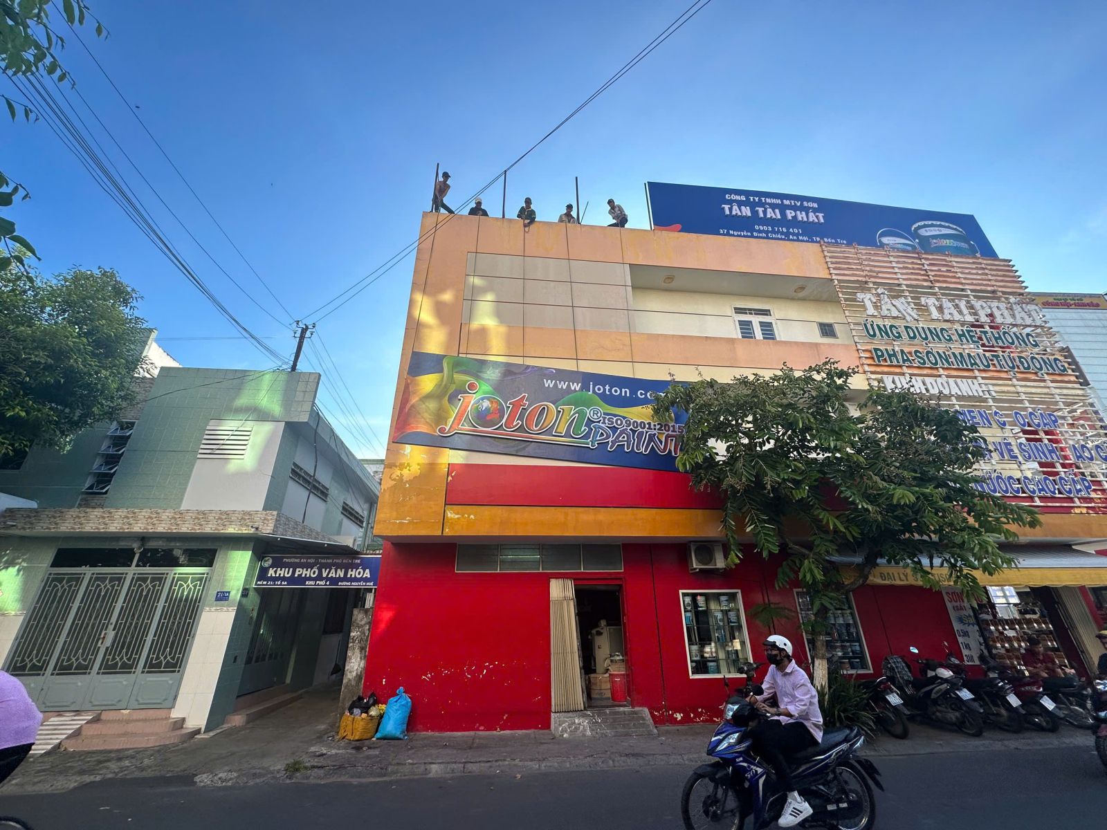 Thi Công Bảng Hiệu Nhà Phân Phối Thiết Bị Điện